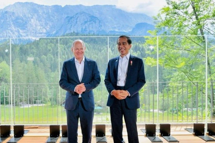 Jokowi juga menyampaikan terima kasih kepada Jerman atas dukungan yang diberikan terhadap Presidensi Indonesia di G20. Di tengah situasi dunia yang sangat kompleks dan sulit, kedua negara diharapkan mampu menunjukkan aksi nyata dalam G7 dan G20 sehingga pemulihan ekonomi yang berkelanjutan bisa terwujud.