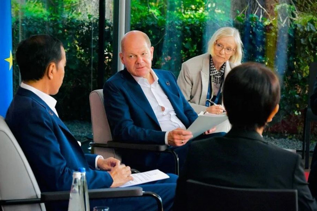 Terkait sektor industri teknologi tinggi, Jokowi menyampaikan Indonesia telah menyiapkan ekosistem kendaraan listrik dari hulu ke hilir, yaitu dari pertambangan dan peleburan nikel hingga produksi baterai dan mobil listriknya.