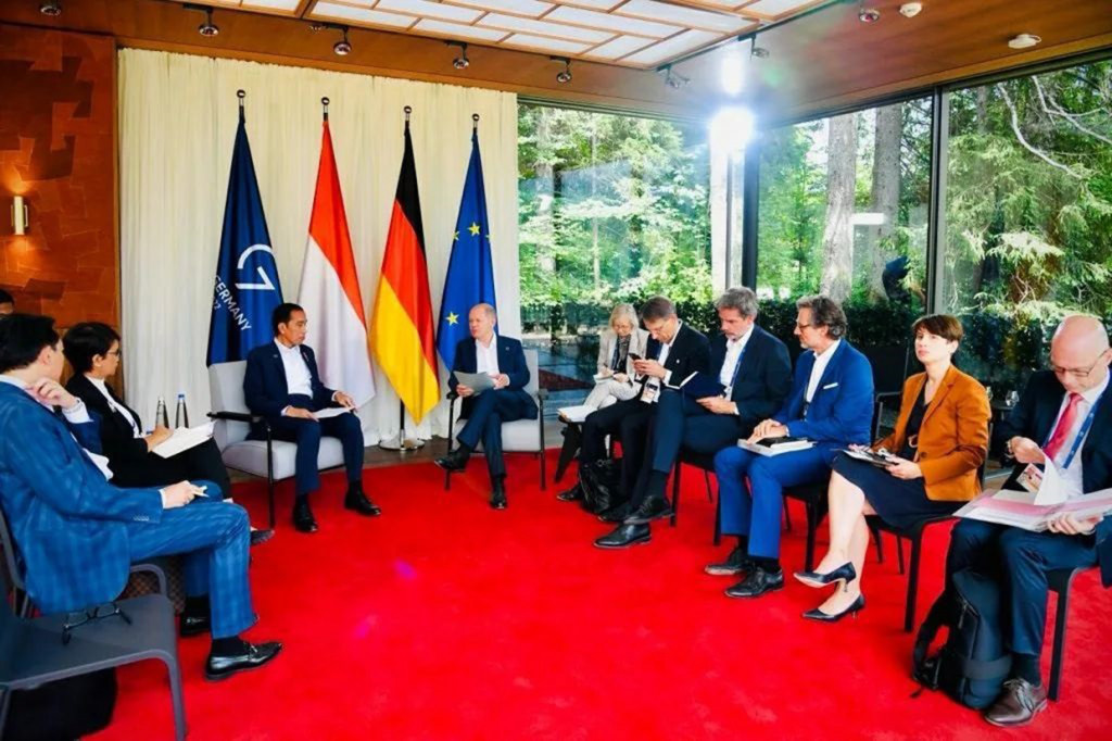 Di sektor energi baru terbarukan, kepala negara berharap Jerman bisa menjadi mitra dalam mengolah potensi 474 giga watt yang bersumber dari energi ramah lingkungan di Tanah Air. 