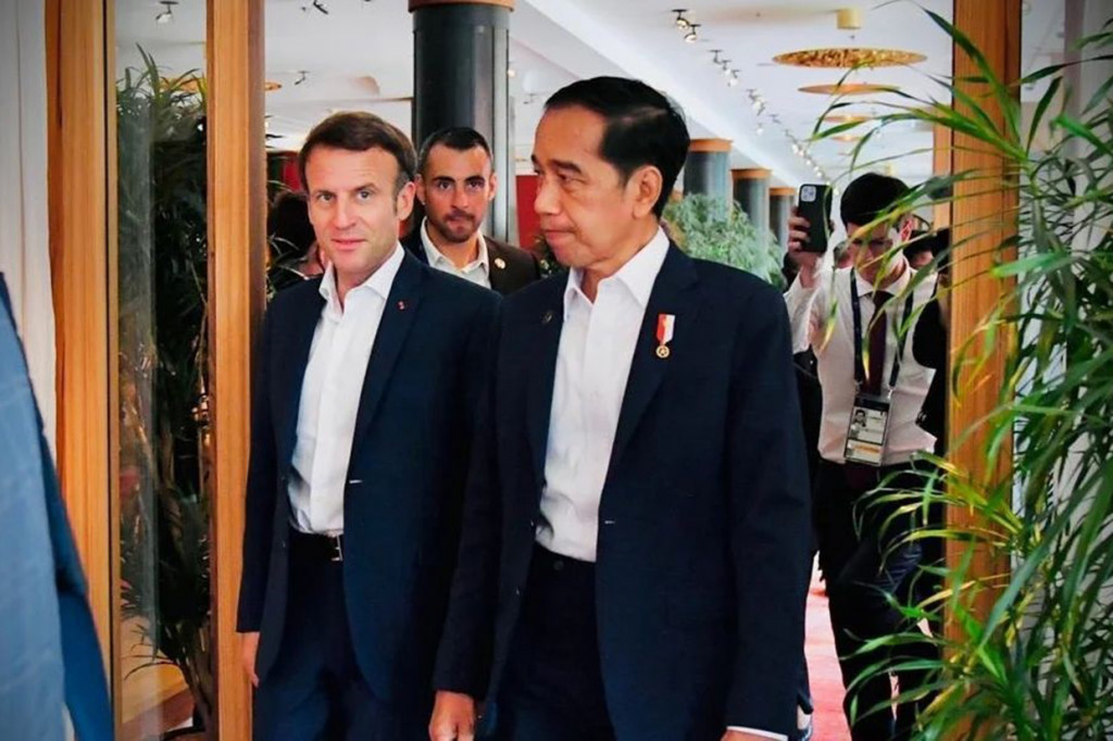 Presiden Jokowi melakukan pertemuan bilateral dengan Presiden Prancis Emmanuel Macron di sela-sela KTT G7 di Elmau, Jerman, Senin, 27 Juni 2022.