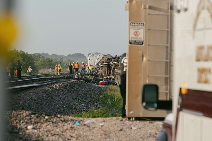 Tujuh dari sekitar delapan gerbong Kereta Amtrak tergelincir pada rute dari Los Angeles ke Chicago ketika kereta menabrak truk di perlintasan rel dekat Mendon, Missouri.