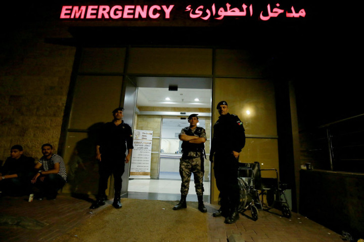 Kekuatan ledakan membuat sebuah truk berguling ke dermaga, sementara para pekerja pelabuhan berlari menyelamatkan diri.