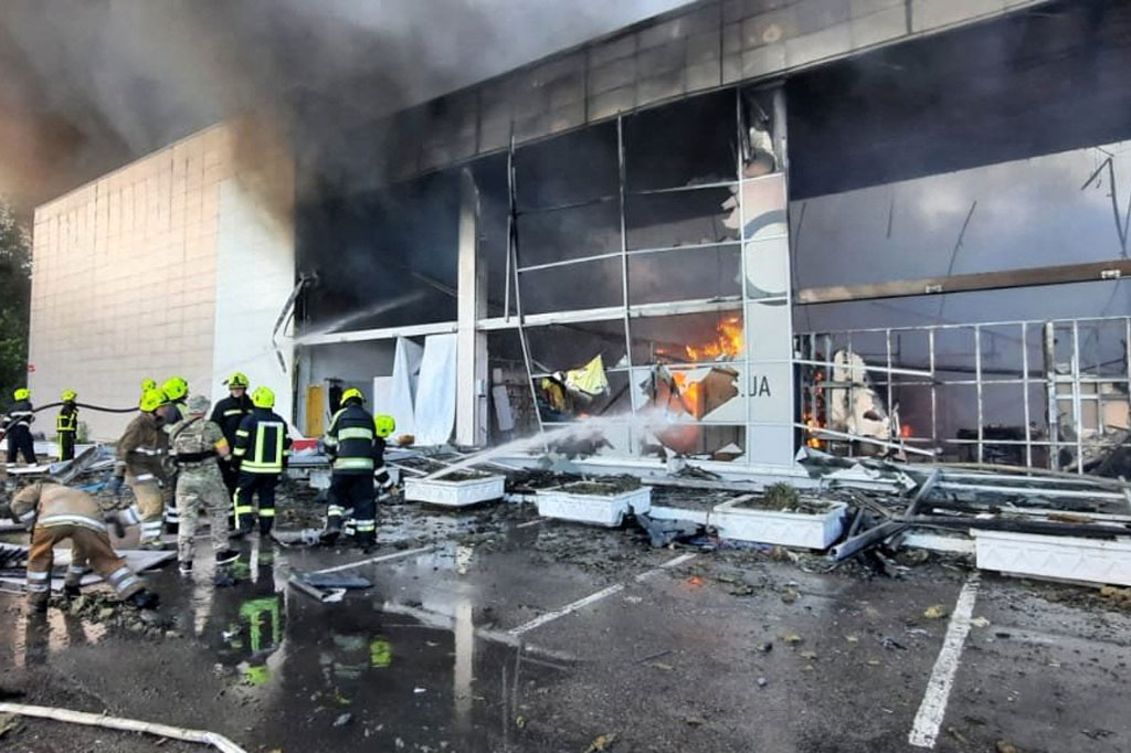 Dua rudal Rusia menghantam mal yang ramai di Kota Kremenchuk, Ukraina pada Senin, 27 Juni 2022 waktu setempat. Sedikitnya 16 orang meninggal dan 59 lainnya luka-luka akibat kejadian tersebut.