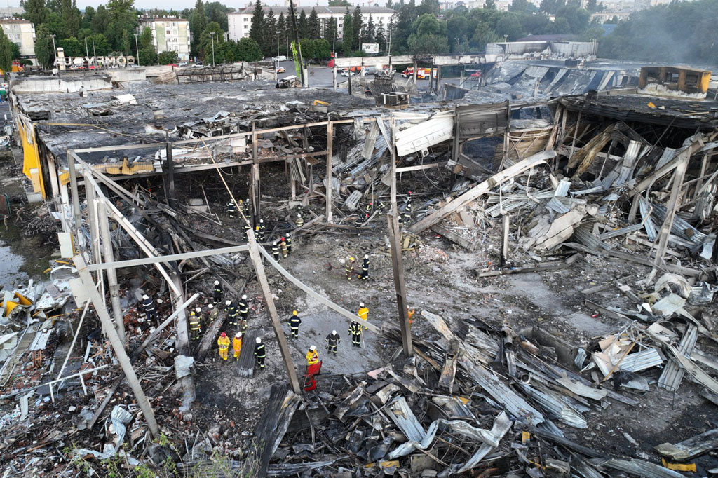 Dalam foto-foto yang beredar terlihat sisa-sisa sebuah kompleks perbelanjaan dengan atap yang runtuh.