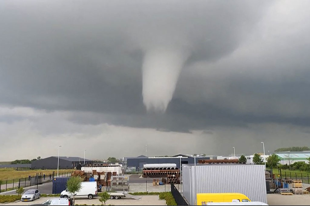Foto dari cuplikan video milik Julian Steenbakke menunjukkan tornado yang menerjang wilayah Zierikzee, Belanda, Senin, 27 Juni 2022 waktu setempat.
