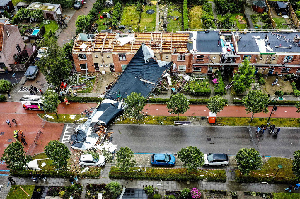 Angin puting beliung menerjang sebuah kota di barat daya Belanda pada hari Senin, 27 Juni 2022 waktu setempat, mengakibatkan seorang perempuan meninggal dunia dan sembilan orang lainnya luka-luka. Ini merupakan angin puting beliung mematikan pertama yang melanda negara itu selama tiga dekade.
