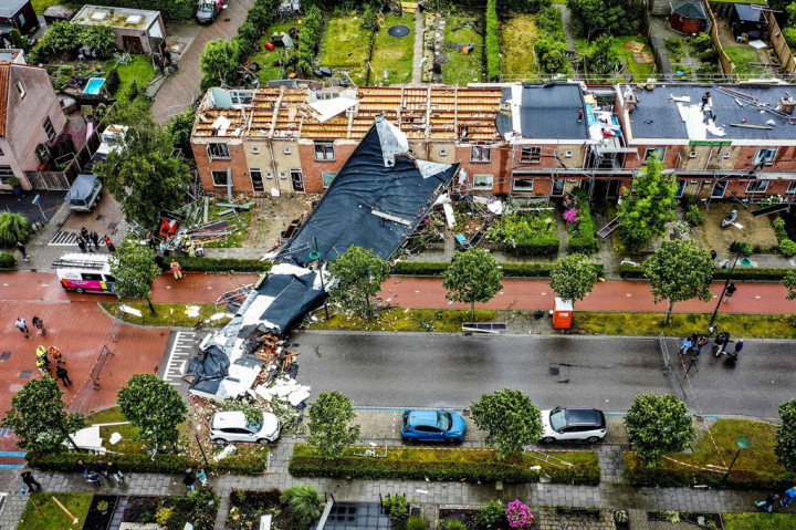 Angin puting beliung menerjang sebuah kota di barat daya Belanda pada hari Senin, 27 Juni 2022 waktu setempat, mengakibatkan seorang perempuan meninggal dunia dan sembilan orang lainnya luka-luka. Ini merupakan angin puting beliung mematikan pertama yang melanda negara itu selama tiga dekade.