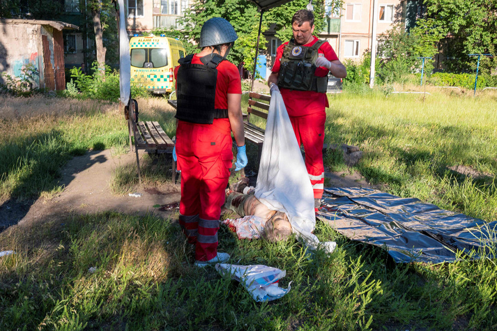 Gubernur Kharkiv Oleg Synegubov melaporkan bahwa seluruh korban tewas merupakan warga sipil. Sekitar 22 orang lainnya dilaporkan mengalami luka-luka, termasuk lima di antaranya masih anak-anak.