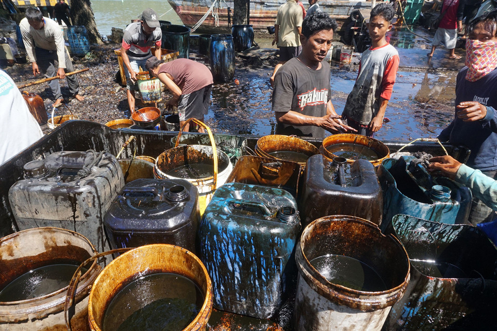 PT Kilang Pertamina Internasional Unit Cilacap bersama nelayan dan warga masih melakukan pembersihan tumpahan minyak mentah yang diketahui pertama kali pada Senin, 27 Juni 2022, sore.
