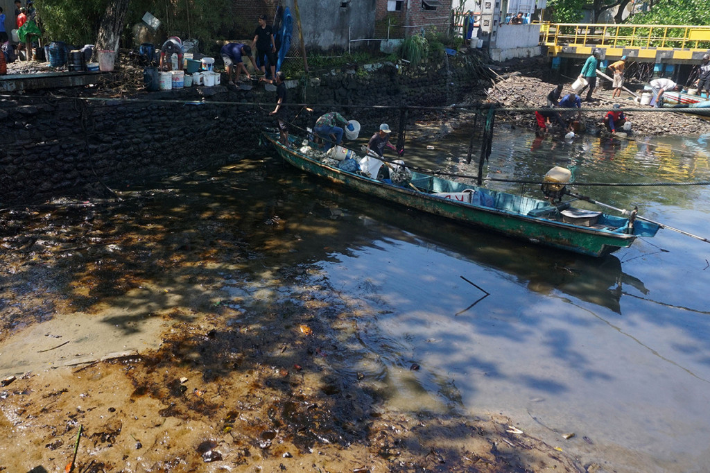 Nelayan dan warga mengumpulkan tumpahan minyak mentah yang menggenangi perairan sekitar Dermaga Wijayapura dan Area 70 Cilacap, Jateng, Selasa, 28 Juni 2022.