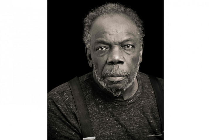 Pelukis abstrak AS Sam Gilliam, yang merupakan seniman kulit hitam pertama yang mewakili negaranya di Venice Biennale lima puluh tahun lalu, meninggal dunia pada usia 88 tahun.