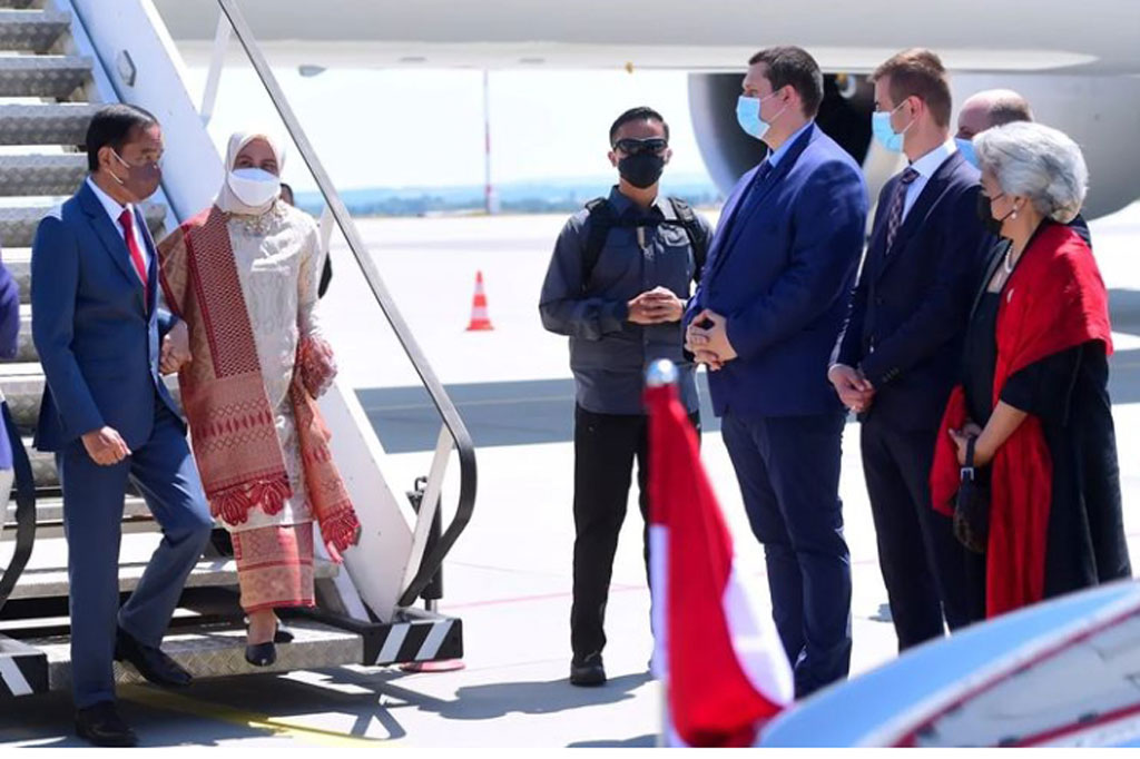 Di tangga pesawat Presiden Jokowi dan Ibu Iriana disambut Wakil Gubernur Provinsi Rzeszow, Rodoslaw Wiatr, Duta Besar RI untuk Polandia Anita Luhulima, dan Atase Pertahanan RI Kolonel Adi Triadi beserta istri.