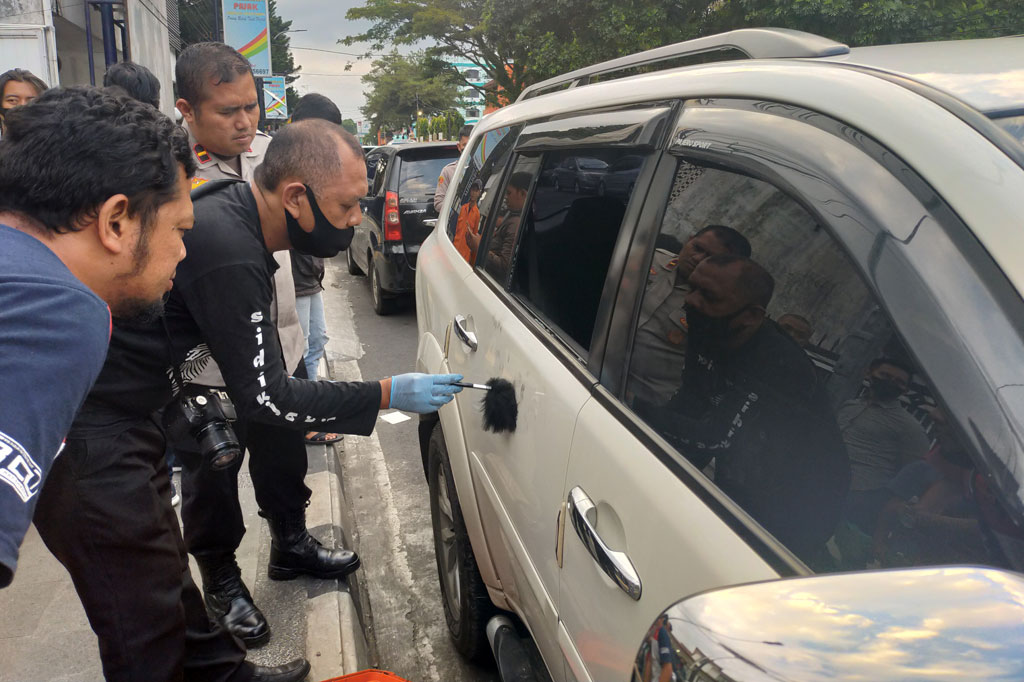 Tim Inafis Polri tengah melakukan olah tempat kejadian perkara (TKP) perampokan dengan modus pecah kaca di Jalan Otto Iskandardinata, Tasikmalaya, Jawa Barat, Selasa, 28 Juni 2022.