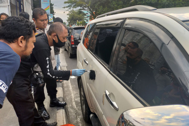 Tim Inafis Polri tengah melakukan olah tempat kejadian perkara (TKP) perampokan dengan modus pecah kaca di Jalan Otto Iskandardinata, Tasikmalaya, Jawa Barat, Selasa, 28 Juni 2022.