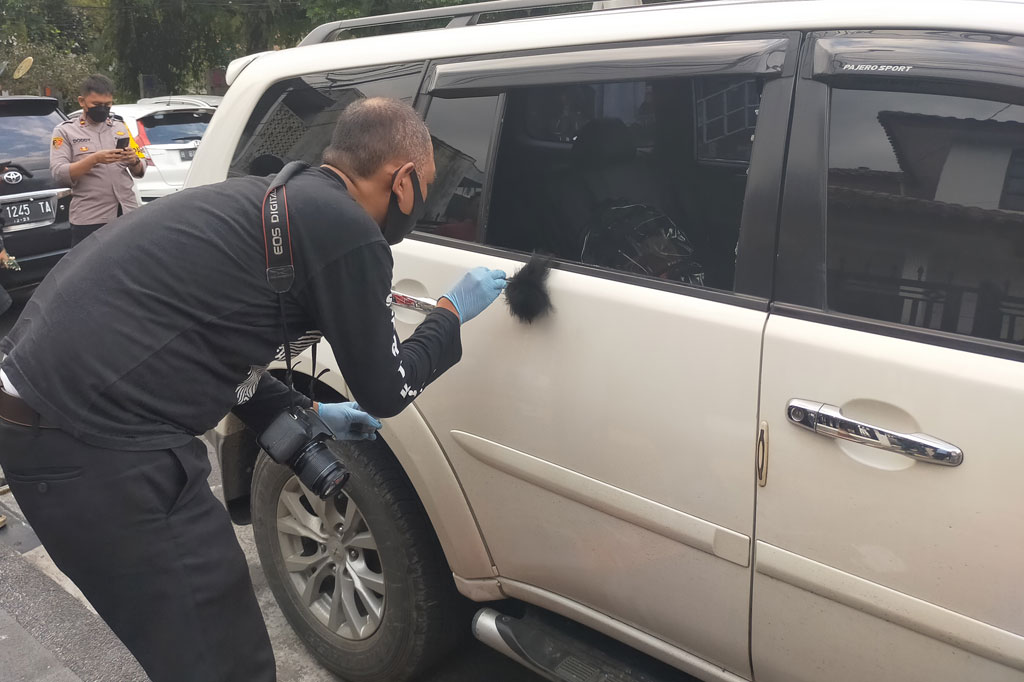 Sebuah mobil mewah jenis Pajero sport warna putih nomer polisi E 1614 DC yang terparkir di Jalan Otto Iskandardinata tepatnya Alun-alun, Kecamatan Tawang, Kota Tasikmalaya, Jawa Barat dibobol kawanan pencuri, Selasa, 28 Juni 2022. Pencuri memecah kaca mobil tersebut dan membawa kabur uang sebesar Rp300 juta.