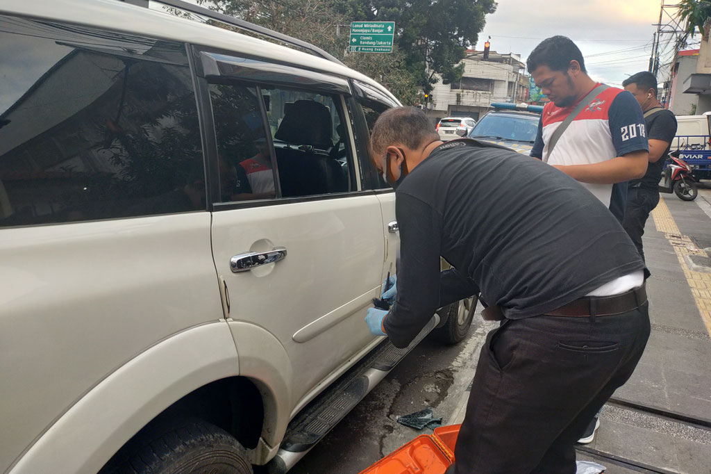 Dian Agustina, 36, warga Kampung belakang Aspol, Cirebon mengatakan, sebelumnya mengambil uang sebesar Rp300 juta di sebuah bank. Dirinya kemudian membeli obat, sementara mobil terparkir di Jalan Otto Iskandardinata.
