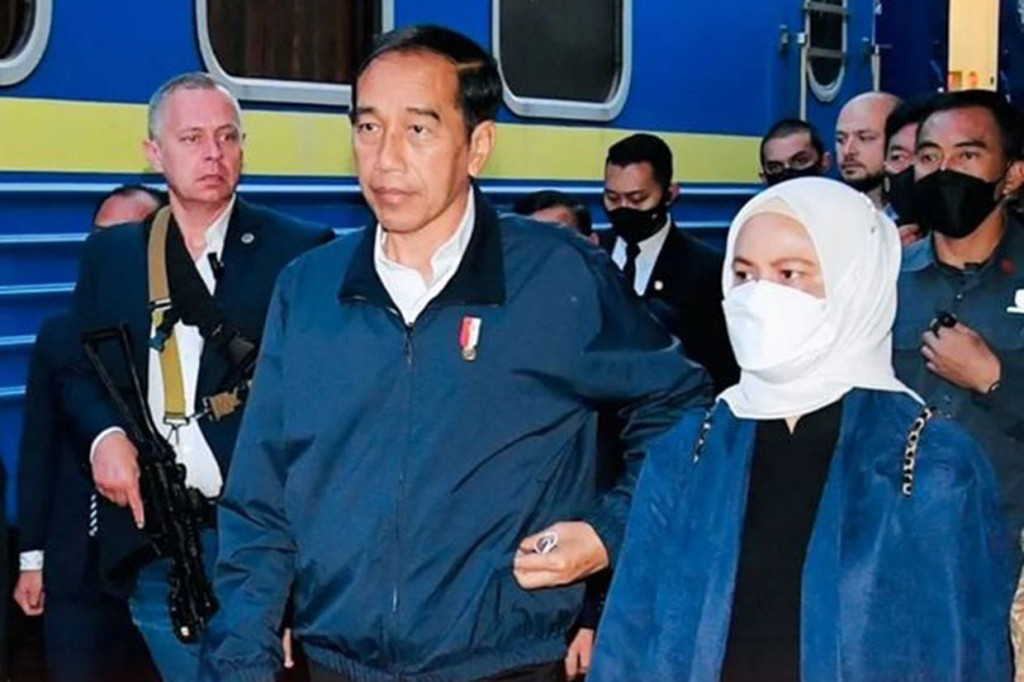 Presiden Joko Widodo dan Ibu Iriana Jokowi beserta rombongan terbatas berangkat menuju Kyiv di Ukraina menggunakan kereta dari peron 4 Stasiun Przemysl Glowny di kota Przemysl, Polandia, Selasa 28 Juni 2022 pukul 21.15 waktu setempat.