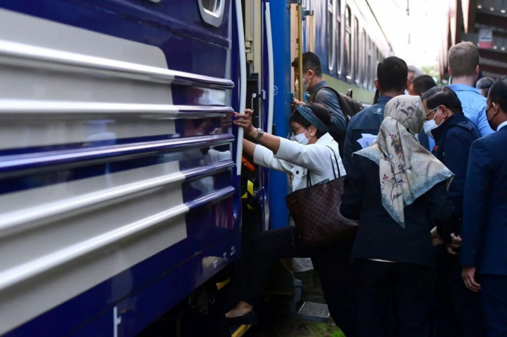 Turut mendampingi Presiden dan Ibu Iriana antara lain Menteri Luar Negeri Retno Marsudi dan Sekretaris Kabinet Pramono Anung. 