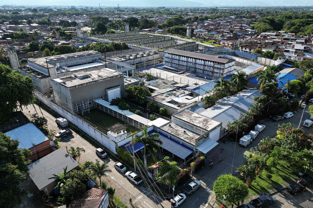 Pemandangan udara dari penjara di Tulua, Departemen Valle del Cauca, Kolombia, pada 28 Juni 2022, setelah beberapa tahanan meninggal ketika narapidana kerusuhan membakar penjara untuk mencoba mencegah polisi memasuki sel mereka. 
