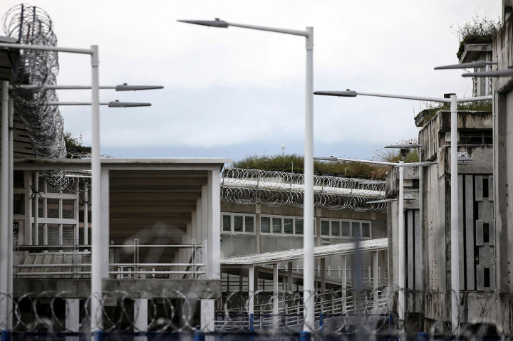 Penjara yang menampung lebih dari 1.200 narapidana tersebut kini dikelilingi oleh polisi dan tentara untuk meredakan kerusukan.