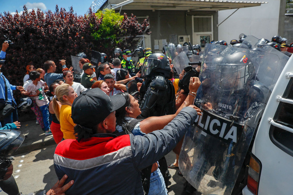 Di luar penjara, puluhan anggota keluarga berkumpul berharap mendapatkan informasi tentang orang yang mereka cintai. Seorang petugas penjara memberikan daftar awal orang-orang yang selamat kepada mereka yang menunggu.