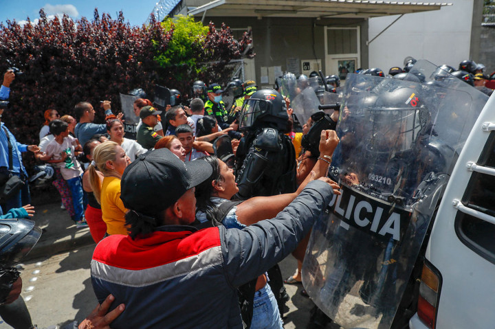 Di luar penjara, puluhan anggota keluarga berkumpul berharap mendapatkan informasi tentang orang yang mereka cintai. Seorang petugas penjara memberikan daftar awal orang-orang yang selamat kepada mereka yang menunggu.