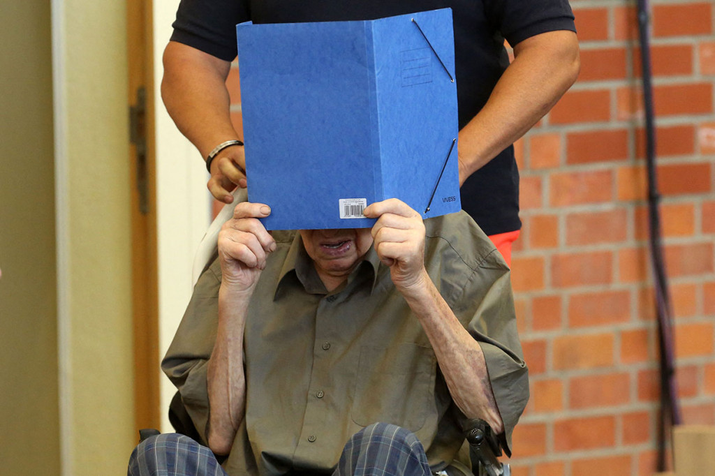 Tetapi jaksa mengatakan dia secara sadar dan sukarela berpartisipasi dalam pembunuhan terhadap 3.518 tahanan di kamp dan memintanya untuk dihukum lima tahun penjara.