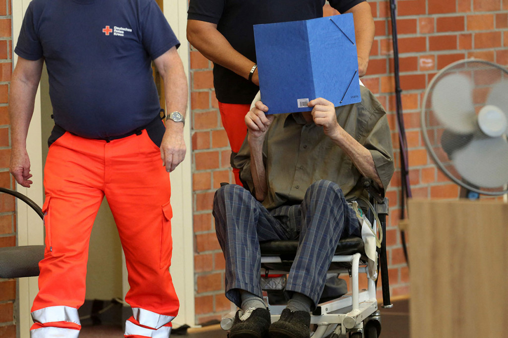 Pensiunan itu, yang sekarang tinggal di negara bagian Brandenburg, telah mengaku tidak bersalah, dengan mengatakan bahwa dia sama sekali tidak melakukan apa-apa dan tidak menyadari kejahatan mengerikan yang dilakukan di kamp tersebut.