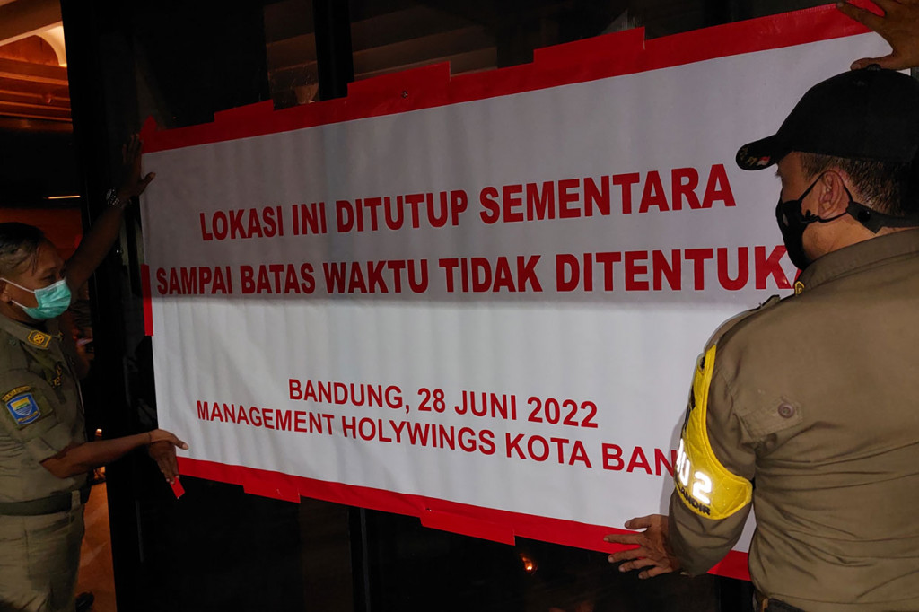Manajemen Holywings Bandung telah resmi menutup sementara operasional sejak Selasa, 28 Juni 2022. Penutupan dua gerai Holywings di Bandung diakui manajemen tanpa ada unsur paksaan dari pihak manapun.