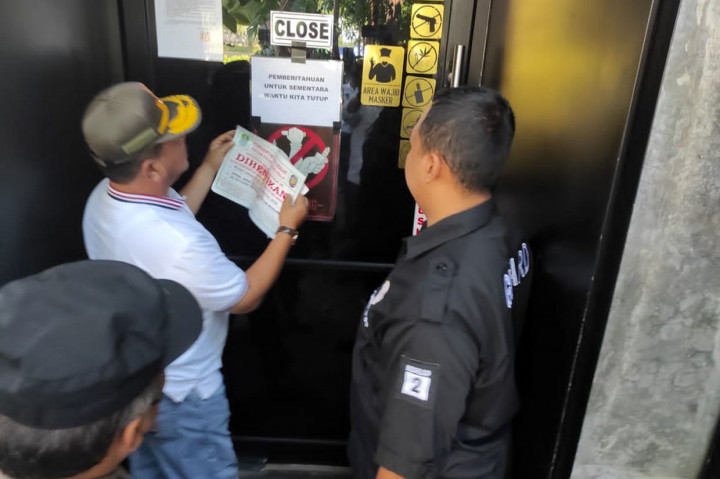 Pemerintah Kota (Pemkot) Bekasi melalui Satpol PP, Rabu, 29 Juni 2022, secara resmi melakukan penghentian kegiatan terhadap usaha Holywings Forest Bekasi di Jalan Boulevard Timur Summarecon karena telah melanggar aturan.