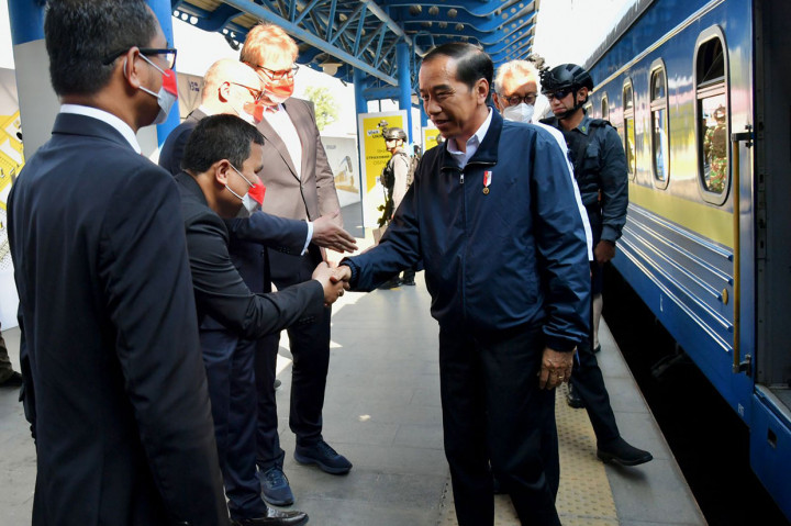 Di hari keempat agenda kunjungan kerjanya ke luar negeri, Presiden dan Ibu Iriana akan berada di Ukraina untuk melakukan sejumlah kegiatan, diawali dengan mengunjungi puing-puing kompleks Apartemen Lipky di Kota Irpin. 