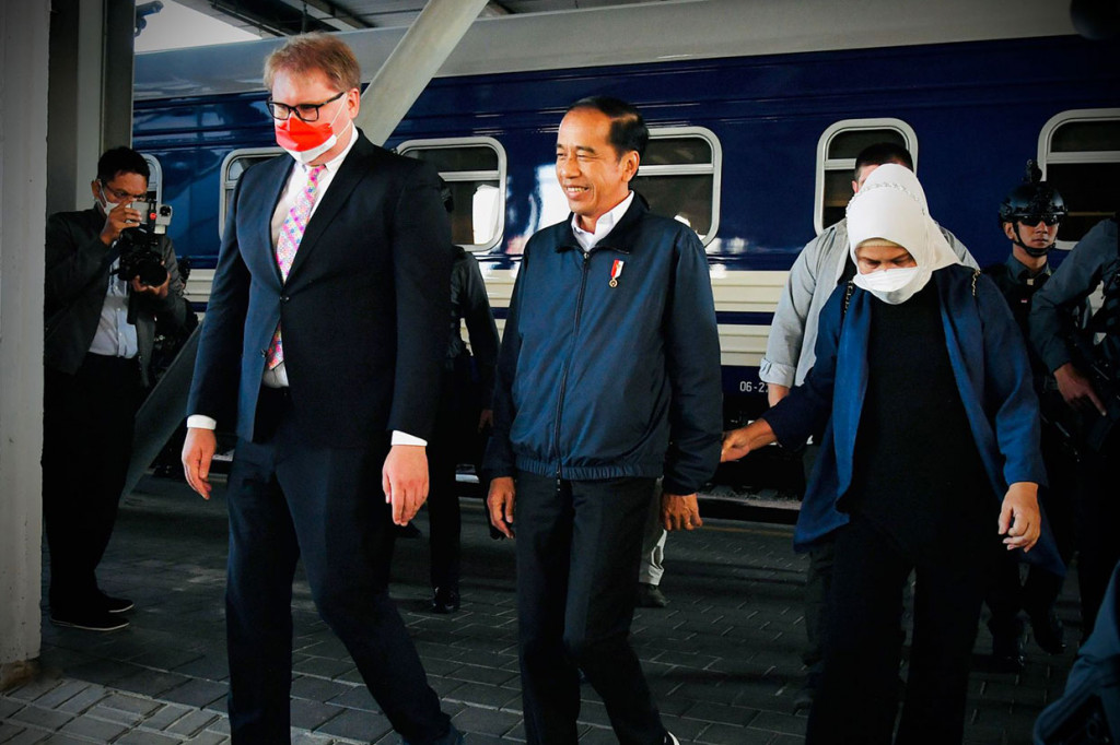 Pada siang harinya, Presiden Jokowi akan ke Istana Maryinsky untuk melakukan pertemuan dengan Presiden Ukraina Volodymyr Zelenskyy.