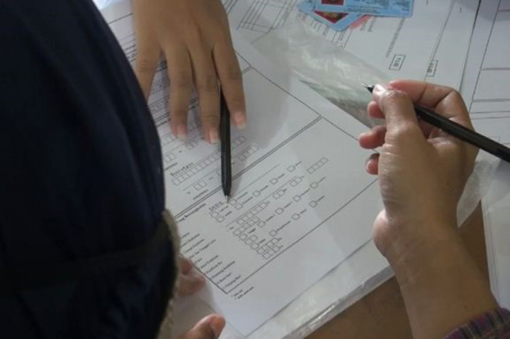 Budi menyebut tidak ada persyaratan khusus bagi warga terdampak yang ingin merubah data kependudukan. Masyarakat cukup menyerahkan Kartu keluarga dan KTP yang lama.