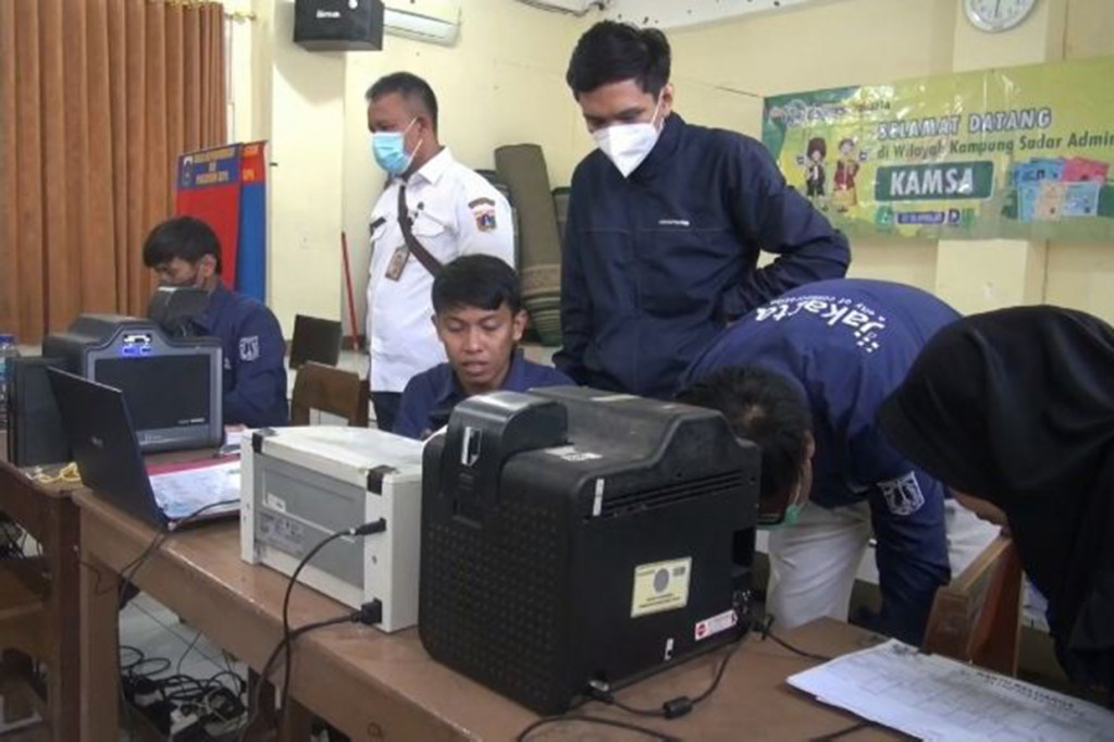 Suku Dinas (sudin) Kependudukan Dan Catatan Sipil Pemerintah (dukcapil) Provinsi DKI Jakarta mendatangi warga di kawasan Warung Buncit, Pancoran, Jakarta Selatan untuk mempercepat proses perubahan identitas usai Gubernur DKI Jakarta Anies Baswedan merubah nama jalan Warung Buncit Raya menjadi Hj. Tutty Alawiyah.