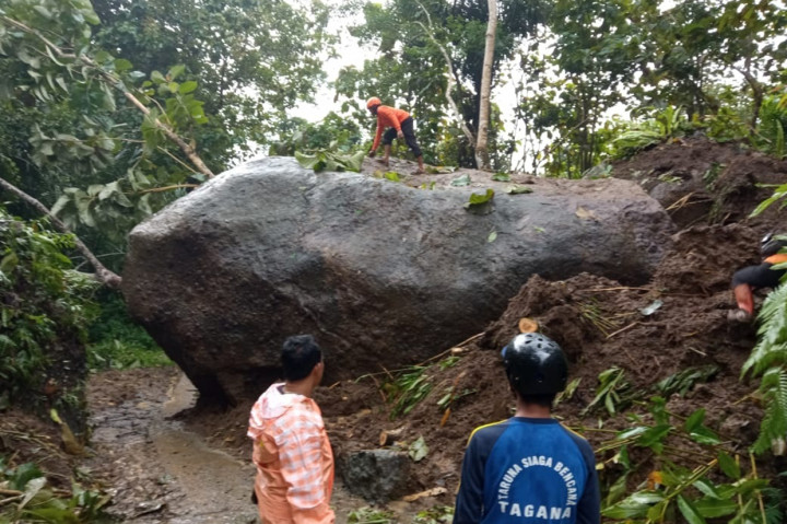 Peledakan batu ukuran besar sebagai langkah terakhir, agar warga bisa beraktivitas kembali secara normal.