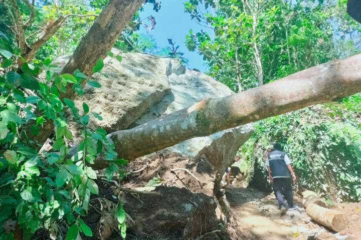 Sebelumnya, hujan deras yang membawa material longsor dan batu besar menutup ruas jalan di Dusun Karangwangkal, Desa Kawasen, Kecamatan Banjarsari, Kabupaten Ciamis dan menyebabkan ratusan warga terisolasi karena dari mereka harus memutar arah. 