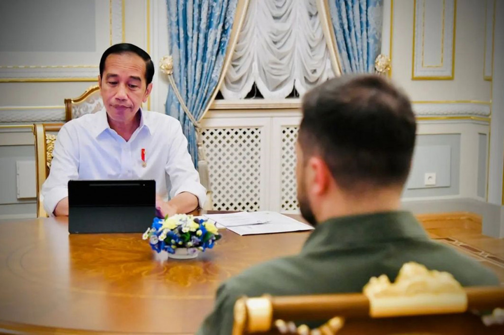 Jokowi tampak memakai kemeja putih, sementara Zelenskyy menggunakan kemeja bewarna hijau tua.