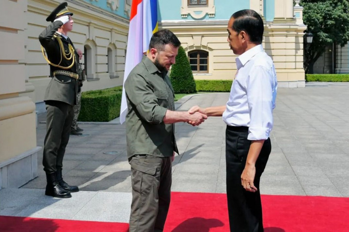 Presiden Joko Widodo tiba di Istana Maryinsky, Kyiv disambut oleh Presiden Ukraina Volodymyr Zelenskyy di pintu masuk Istana pada Rabu sore sekitar pukul 15.00 waktu setempat, 29 Juni 2022.