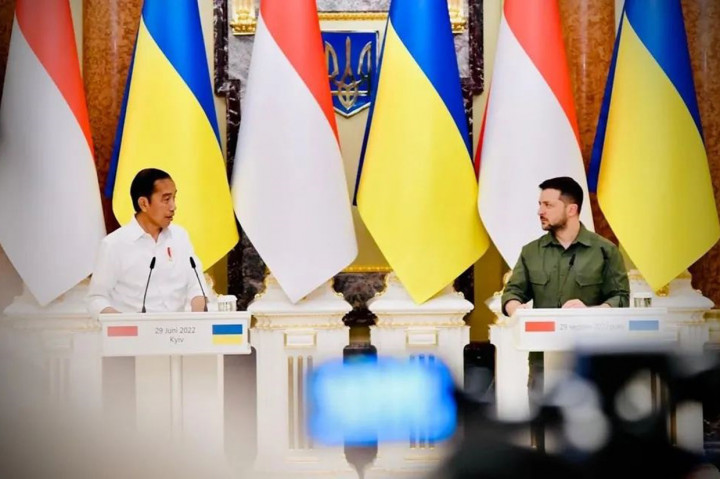 Presiden RI Joko Widodo (Jokowi) mengadakan pertemuan dengan Presiden Ukraina Volodymyr Zelenskyy, di Istana Maryinsky, Kyiv, Ukraina, Rabu, 29 Juni 2022. 