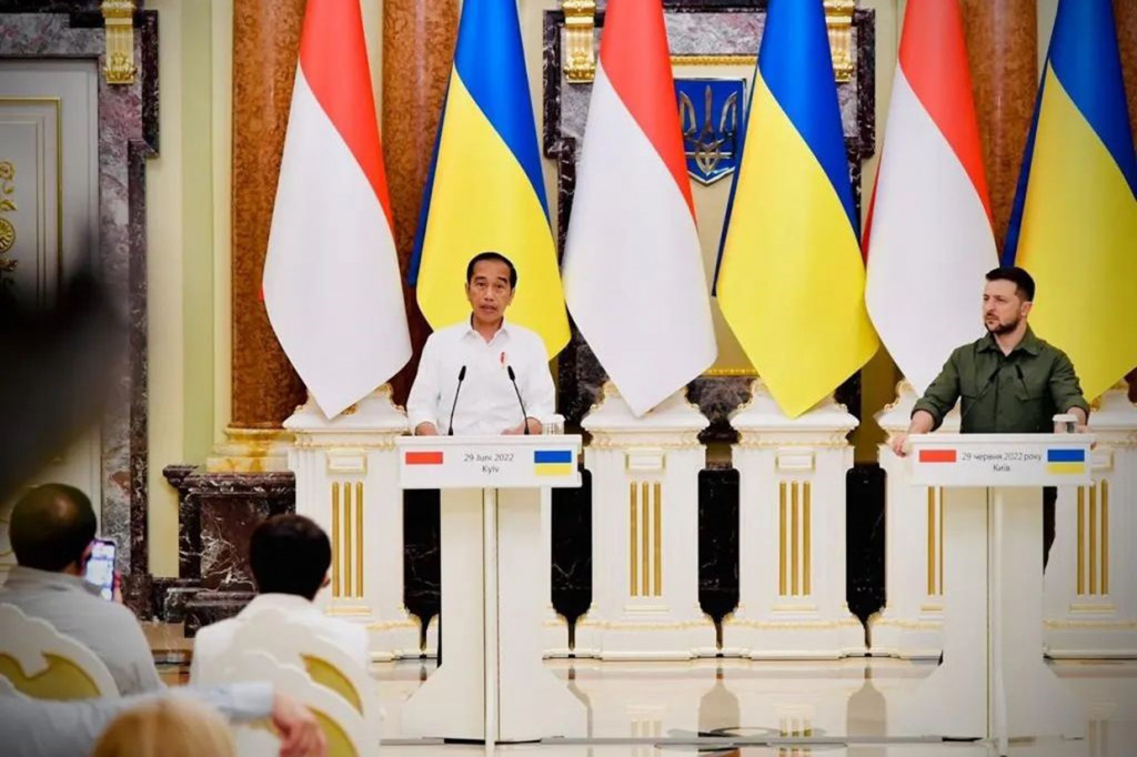 Presiden Jokowi menegaskan posisi Indonesia mengenai pentingnya penghormatan terhadap kedaulatan dan integritas wilayah. Meskipun masih sangat sulit dicapai, Presiden Jokowi juga tetap menyampaikan pentingnya penyelesaian damai dan mengatakan bahwa spirit perdamaian tidak boleh pernah luntur.