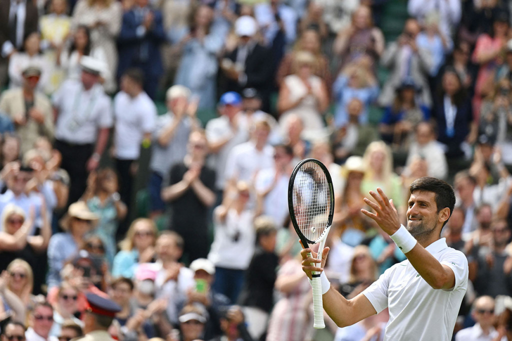 Unggulan teratas Novak Djokovic melakukan selebrasi usai melaju ke babak ketiga turnamen Wimbledon untuk ke-16 kalinya, Rabu, 29 Juni 2022 waktu setempat. 
