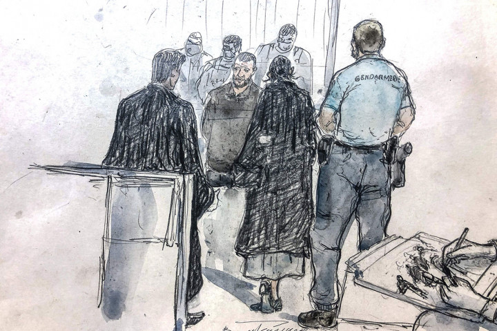 Abdeslam dikenal memiliki hubungan sosial dengan Negara Islam Irak dan Syam, sejak organisasi NIIS membuat klaim pertanggungjawaban untuk serangan tersebut. Setelah empat bulan dalam pengejaran, Abdeslam ditangkap di wilayah Molenbeek, Brussels, pada 18 Maret 2016.