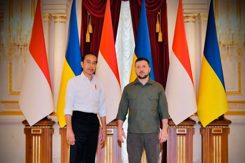 Presiden Joko Widodo tiba di Istana Maryinsky, Kyiv disambut oleh Presiden Ukraina Volodymyr Zelenskyy di pintu masuk Istana pada Rabu sore sekitar pukul 15.00 waktu setempat, 29 Juni 2022.