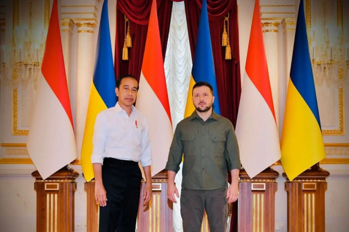 Presiden Joko Widodo tiba di Istana Maryinsky, Kyiv disambut oleh Presiden Ukraina Volodymyr Zelenskyy di pintu masuk Istana pada Rabu sore sekitar pukul 15.00 waktu setempat, 29 Juni 2022.