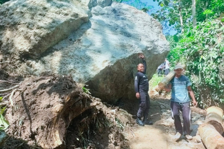 Pemerintah Kabupaten Ciamis, Jawa Barat berencana akan meledakkan batu ukuran besar menggunakan dinamit karena telah menghalangi jalan di Dusun Karangwangkal, Desa Kawasen, Kecamatan Banjarsari, Kabupaten Ciamis.