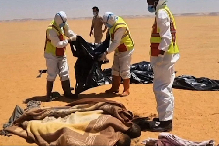 Tim penyelamat mengevakuasi puluhan jenazah yang ditemukan di gurun Libya, wilayah tenggara Kufra yang berdekatan perbatasan dengan Chad, Rabu, 29 Juni 2022 waktu setempat.