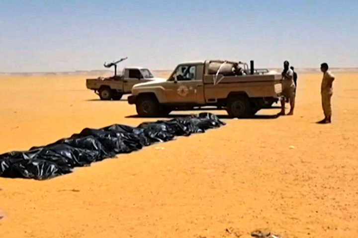 Layanan itu menerbitkan video di Facebook yang menunjukkan mayat membusuk di pasir gurun dekat truk pick-up.