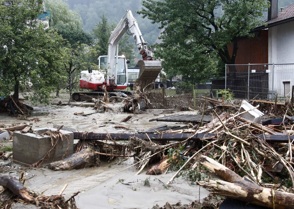 Rekor hujan turun pada Selasa, 28 Juni 2022 malam sampai Rabu memicu tanah longsor, mengirimkan lumpur dan puing-puing ke daerah berpenduduk.
