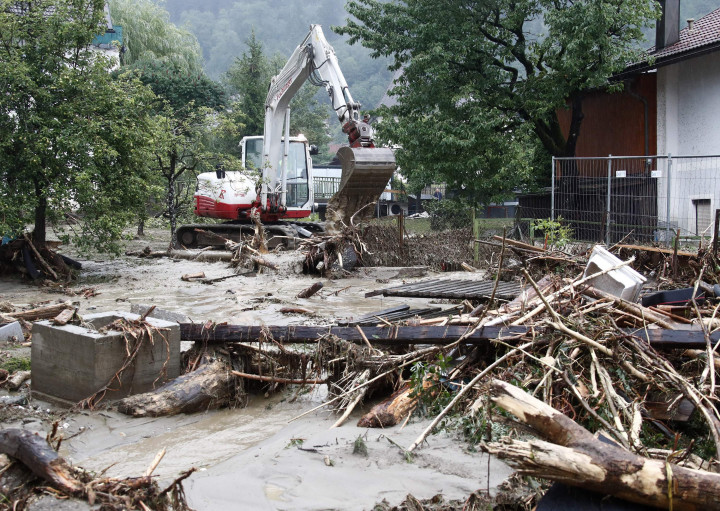Rekor hujan turun pada Selasa, 28 Juni 2022 malam sampai Rabu memicu tanah longsor, mengirimkan lumpur dan puing-puing ke daerah berpenduduk.