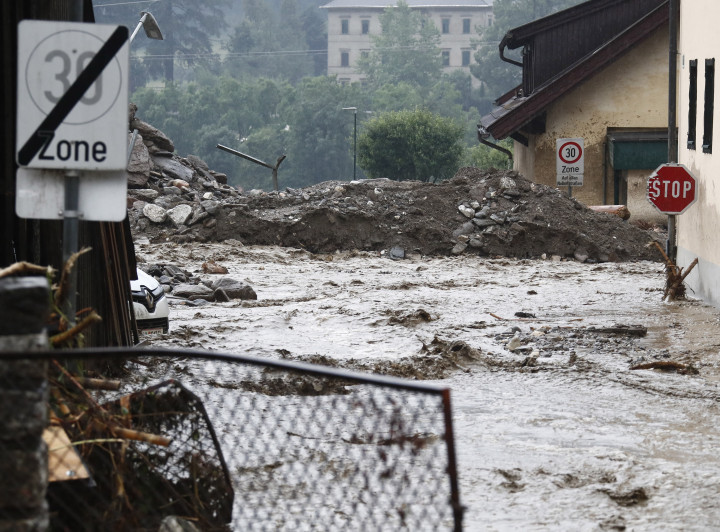 Beberapa aliran sungai juga meluap di distrik pegunungan Villach-Land di negara bagian Carinthia, yang berbatasan dengan Italia dan Slovenia.
